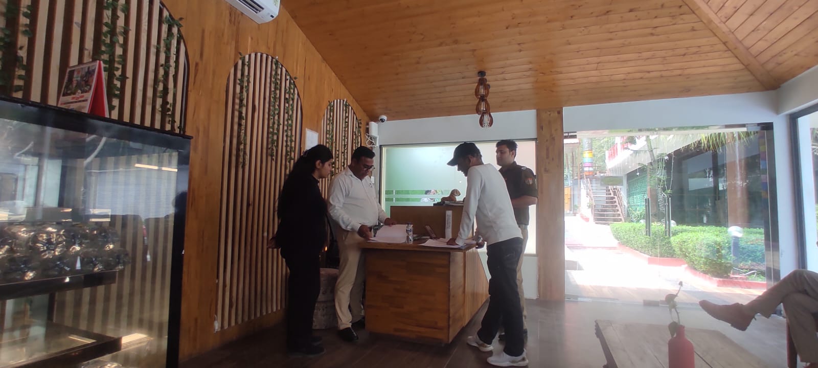 ढिकुली के रिसॉर्ट्स पर प्रशासन का 'हंटर': बिना पंजीकरण चल रहे 9 होटलों पर जुर्माना; प्रदूषण और फायर विभाग ने भी थमाया नोटिस